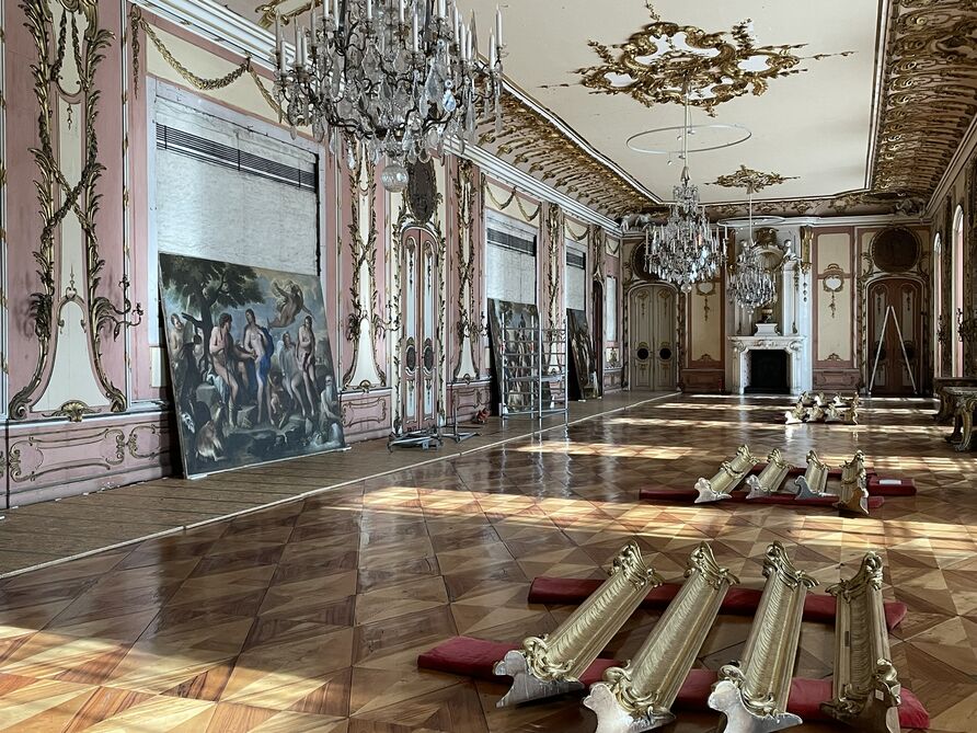 Abmontierte Gemälde und Rahmen in der Oberen Galerie im Neuen Palais