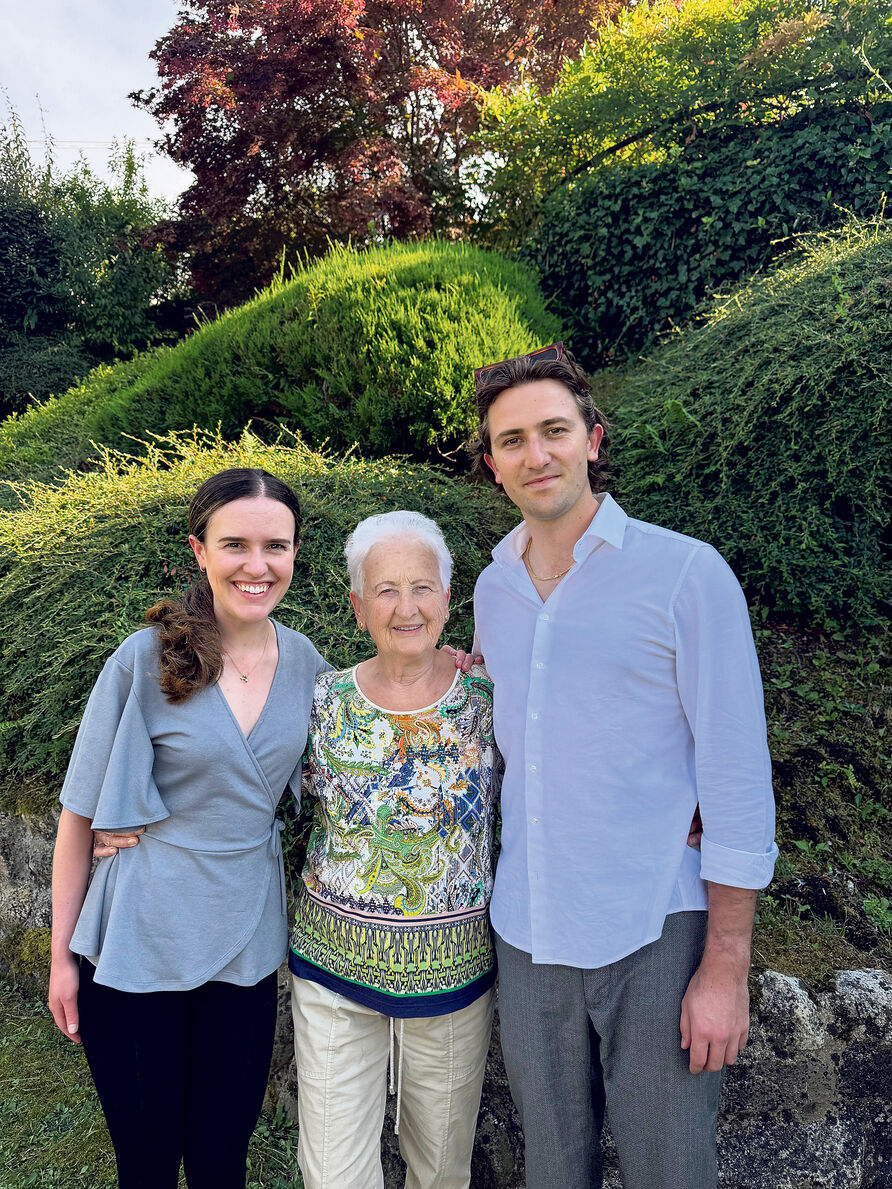Sigrid Duda mit ihren Enkelkindern Jennifer und Timothy Erley