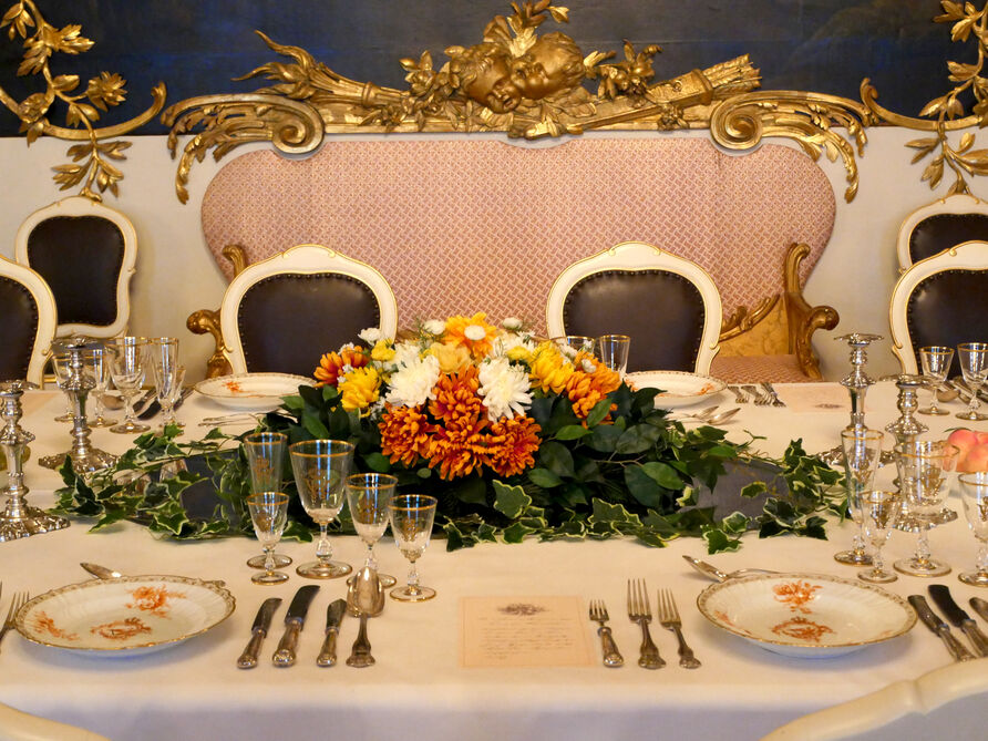 Blumengesteck auf der Tafel im Neuen Palais