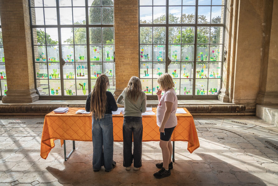 Kinder in der Pflanzenhalle der Orangerie