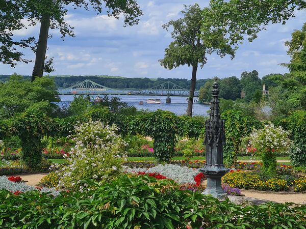 Park Babelsberg, Blick über den Gotischen Garten zur Glienicker Brücke