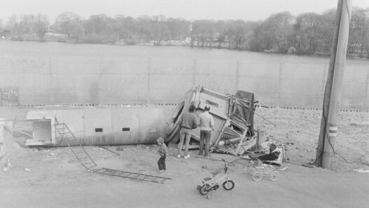 Gestürzter Grenzwachturm am Ufer Park Babelsberg am 11.11.1989
