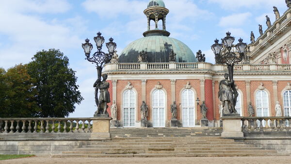 Potsdam, Park Sanssouci, Neues Palais, Gartenseite, Treppe mit Balustrade und den Skulpturen Schwarzer Menschen als Kandelaberträger