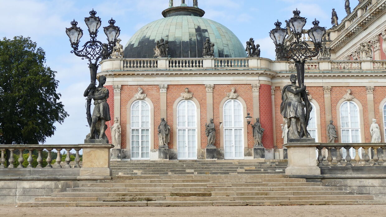 Schwarze Menschen als Kandelaberträger am Neuen Palais
