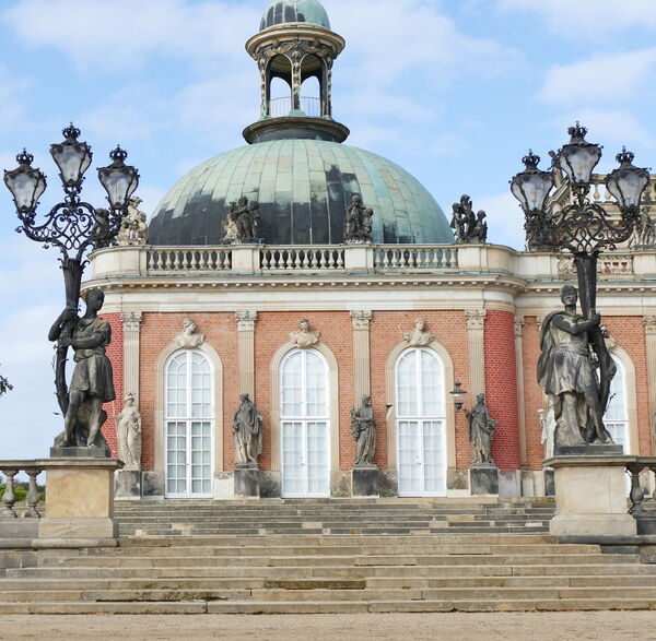 Potsdam, Park Sanssouci, Neues Palais, Gartenseite, Treppe mit Balustrade und den Skulpturen Schwarzer Menschen als Kandelaberträger