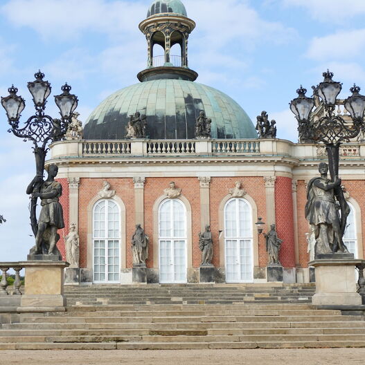 Potsdam, Park Sanssouci, Neues Palais, Gartenseite, Treppe mit Balustrade und den Skulpturen Schwarzer Menschen als Kandelaberträger