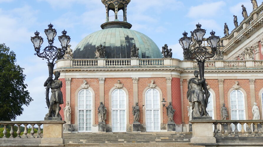 Treppe mit Balustrade und den Skulpturen Schwarzer Menschen als Kandelaberträger