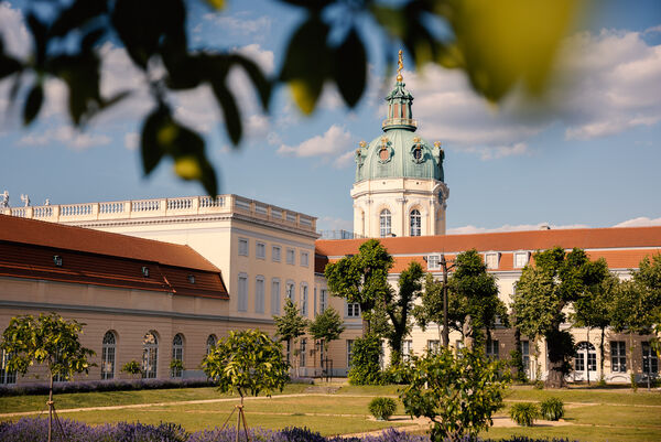 Schloss Charlottenburg – Große Orangerie © spaces mgt GmbH Schloss Charlottenburg – Große Orangerie, Außenansicht vom Garten aus, im Vordergrund Zitrusbäumchen, im Hintergrund die Kuppel des Alten Schlosses
