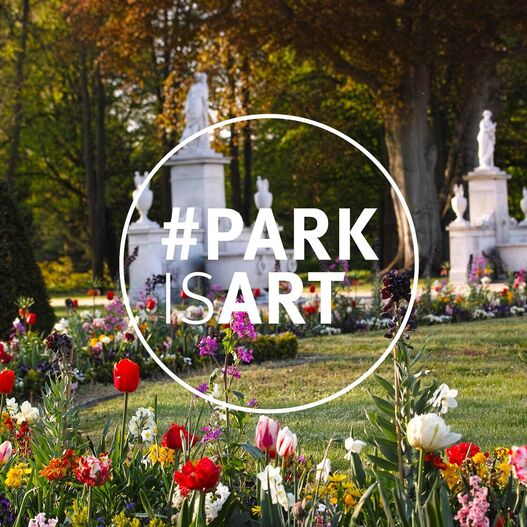 Frühjahrsblüher im Park Sanssouci, im Vordergrund verschiedenfarbige Tulpen, Hyanzinthen etc, im Hintergrund weiße Skulpturen