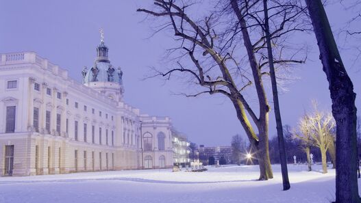 Blick auf das verschneite Alte Schloss 
