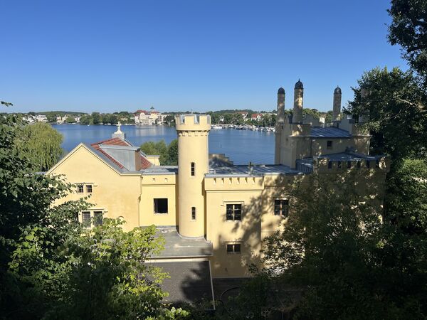 Kleines Schloss im Park Babelsberg während der Sanierung, Blick von hinten übers Schloss auf den Tiefen See