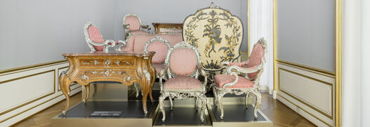 Schloss Charlottenburg, Schlafkammer im Neuen Flügel, Friderizianische Möbelkunst neu präsentiert