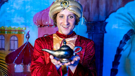 Aladdin und die Wunderlampe © Galli Theater Berlin Mann in orientalischer Kleidung – aus dem Stück „Aladdin und die Wunderlampe“