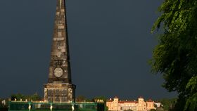 Durch Schloss und Garten im Sommer: Politik im Lustgarten