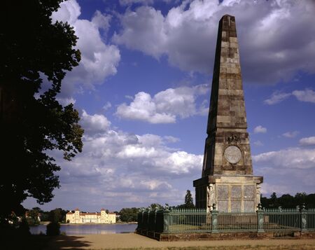 Schlossgarten Rheinsberg, Blick über Obelisk und See zum Schloss Rheinsberg