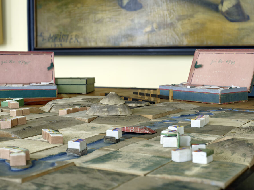Domänen- und Kriegsrat Georg Leopold Baron von Reisswitz, Kommode „Taktisches Kriegs Spiel" für Friedrich Wilhelm III., 1812 (Detail): Mithilfe einer Vielzahl von unterschiedlichen Spielelementen können realistische Landschaften nachgebildet werden.