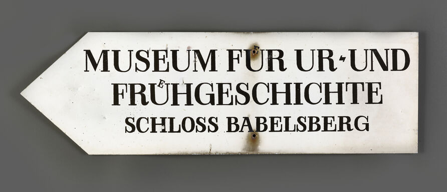Hinweisschild „Museum für Ur- und Frühgeschichte Schloss Babelsberg“ © SPSG / Wolfgang Pfauder