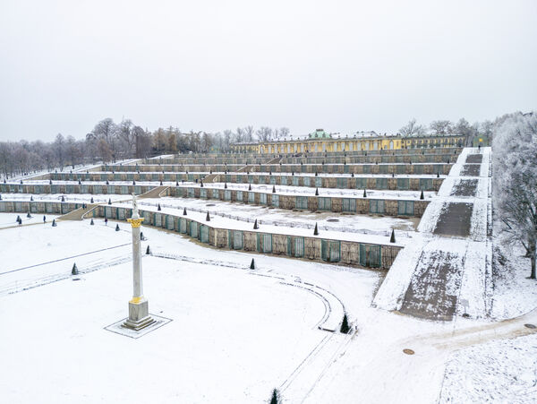 Parks Sanssouci, Blick auf das Schloss mit Weinbergterrassen, Winteraufnahmen mit Drohne