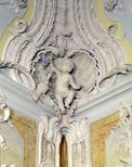 Eckornament mit Putto und Weintraube im Schloss Schönhausen