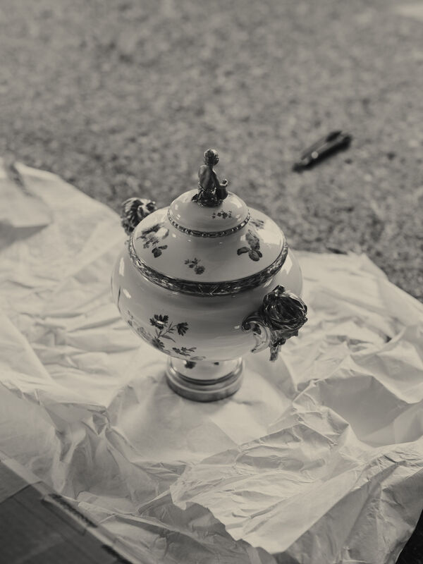 Auspacken einer Kaminvase der KPM