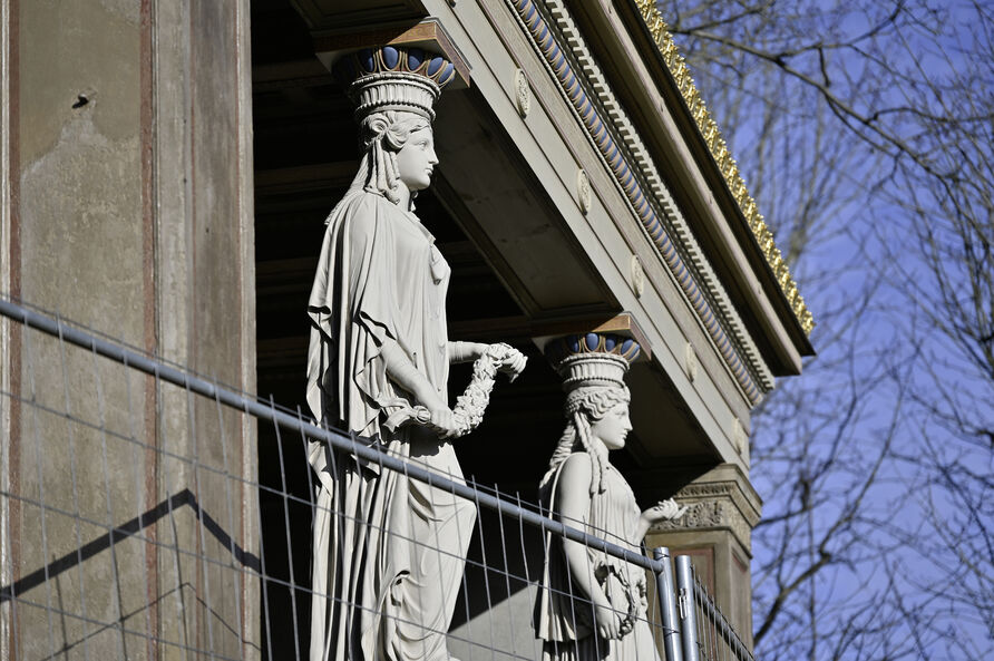 Stibadium im Garten der Villa Liegnitz, Detail mit Karyatide