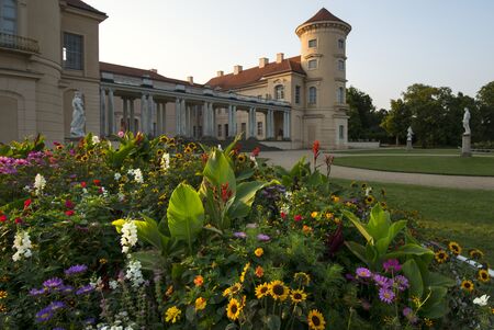 Blick auf das Schloss Rheinsberg über das Parterre mit Sommerbepflanzung