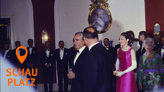 Schauplatz der Geschiche | Schloss Charlottenburg / 1967 | Abgeschirmt – Empfang des iranischen Schah