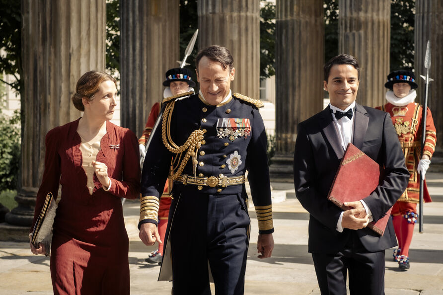 Royale Präsenz in den Kolonnaden: Der König ist da (Wotan Wilke Möhring, Mitte)