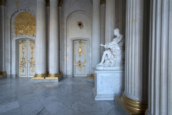 Schloss Sanssouci, Vestibül, Sitzstatue des Ruhenden Mars (Ares Ludovisi) und Südtür