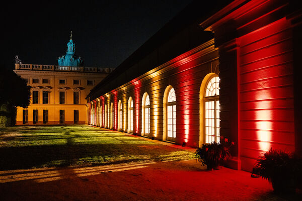 Schloss Charlottenburg – Große Orangerie, Gartenseite © spaces mgt GmbH Schloss Charlottenburg – Große Orangerie, Gartenseite bei Dunkelheit mit Illumination