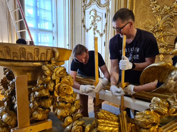 Restaurator:innen der SPSG beim Aufbau des Paradebettes