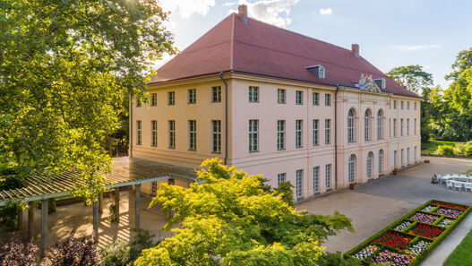 Schlossgarten Schönhausen, Luftaufnahme, Schloss (Südost-Seite) mit Pergola und Gesellschaftsterrasse