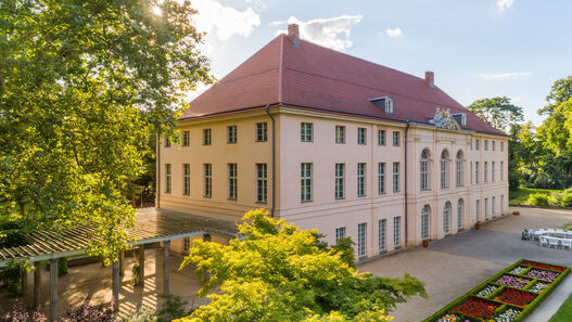 Schlossgarten Schönhausen © SPSG / Reinhardt & Sommer Schlossgarten Schönhausen, Luftaufnahme, Schloss (Südost-Seite) mit Pergola und Gesellschaftsterrasse