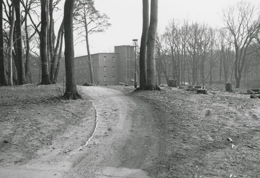 Blick auf das ehemalige Internatsgebäude Haus 4, 1971