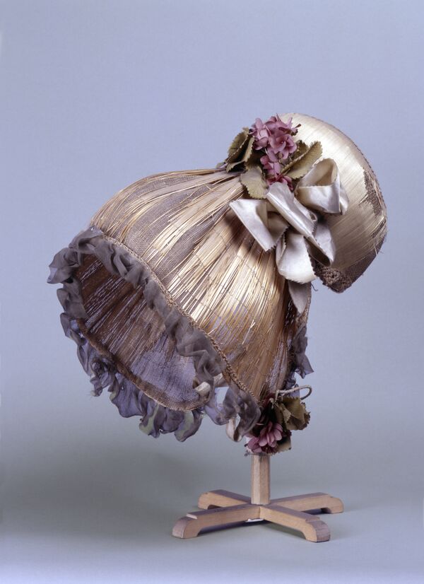 Capote mit gezackten Seidenbändern, Schleifen und Kunstblumenschmuck, um 1810