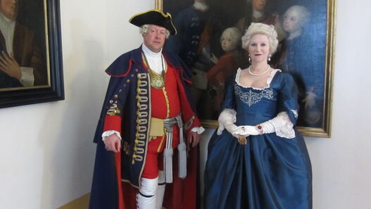 Kostümführung Schloss Königs Wusterhausen mit Friedrich Wilhelm I. (alias Mike Sprenger) und Königin Sophie Dorothea (alias Manuela Sprenger) © SPSG Kostümführung Schloss Königs Wusterhausen mit Friedrich Wilhelm I. (alias Mike Sprenger) und Königin Sophie Dorothea (alias Manuela Sprenger)