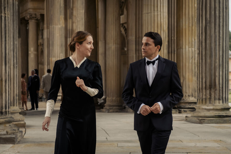Butler James (Kostja Ullmann, rechts) vor der imposanten Kulisse der Kolonnade am Neuen Palais