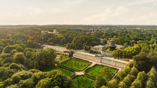 Luftaufnahme der Neuen Kammern und der Historischen Mühle, im Hintergrund links das Orangerieschloss im Park Sanssouci 
