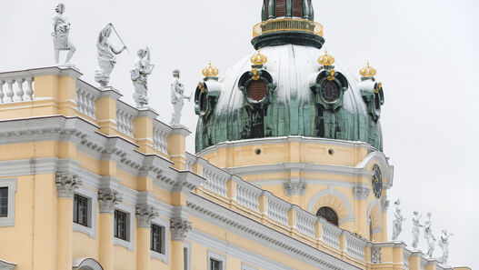 Schloss Charlottenburg, Blick auf den Mittelrisalit mit verschneiter Kuppel