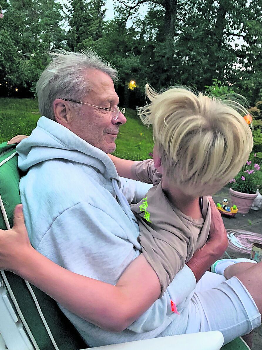 Reinhard Mey mit seinem Enkel