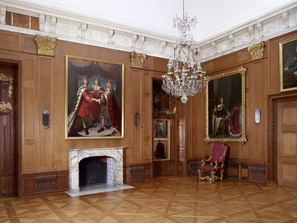 Schloss Charlottenburg, Altes Schloss, Audienzzimmer der Königin Sophie Luise, Blick Richtung Nord-West auf mehrere Gemälde u.a. das Allianzbild 