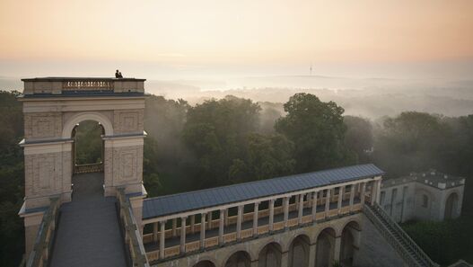 Belvedere Pfingstberg, Blick vom Westturm auf den Ostturm und die Ostkolonnade