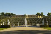 Schloss Sanssouci, Blick vom Parterre über Fontäne und die Terrassen zum Schloss