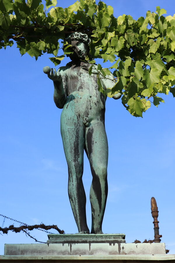 (9) Potsdam, Park Sanssoouci, Schloss Charlottenhof, Terrasse. Ridolfo Schadow: Paris, Modell 1811, Bronzeguss 1826