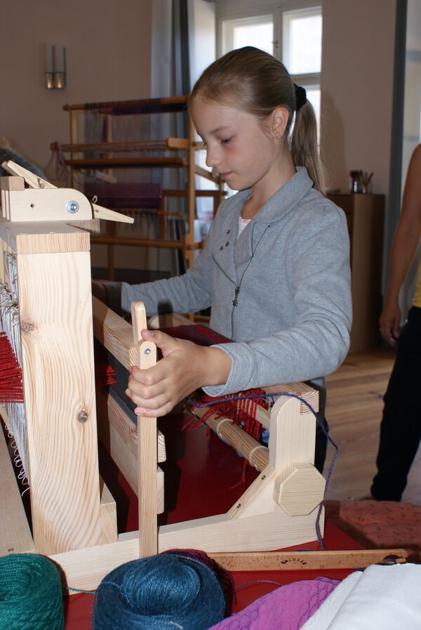 Museumswerkstatt am Schloss – Mädchen am Webstuhl