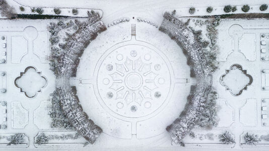 Park Sanssouci, schneebedeckter Sizilianischer Garten, die geometrische Anlage ist durch den Schnee konturiert