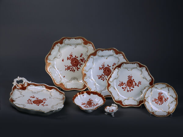 Meißen: Service Friedrichs II. mit preußisch-musikalischem Dessin (rot)