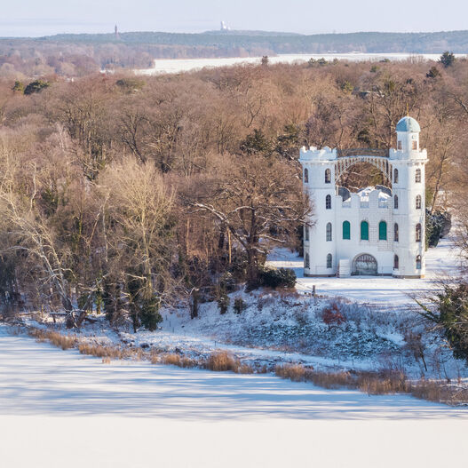 #ParkIsArt: Luftbildaufnahme der Pfaueninsel im Winter, im Vordergrund das Schloss
