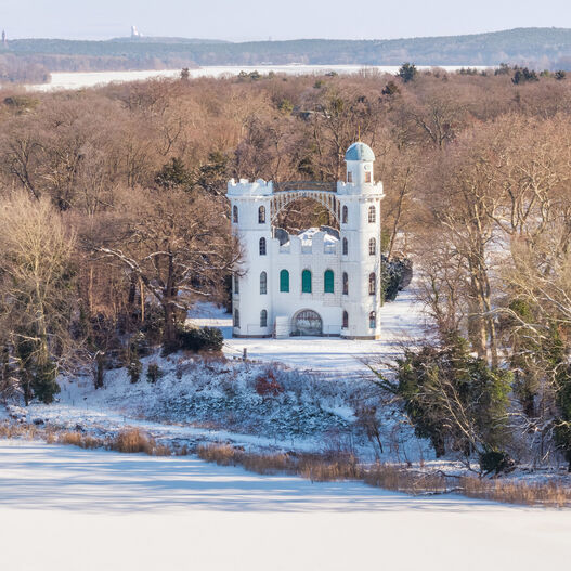 #ParkIsArt: Luftbildaufnahme der Pfaueninsel im Winter, im Vordergrund das Schloss