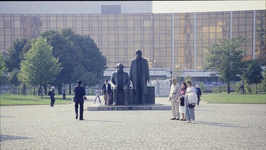 Marx-Engels-Forum, im Hintergrund der Palast der Republik, 1990/92